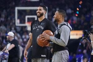 愿给多年合同？美记：凯尔特人目前是利拉德最热门的下家